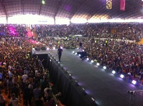 Milhares de pessoas lotaram a arena coberta do parque de exposições nesse domingo (12) para assistir ao show solidário em comemoração ao aniversário da Maringá FM